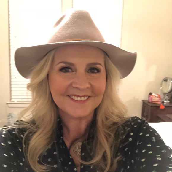 Meet your Posher, Cindy - Picture 2 of 2